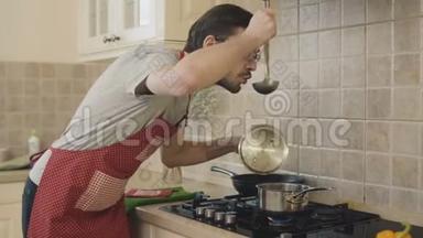 那个人正在煮汤