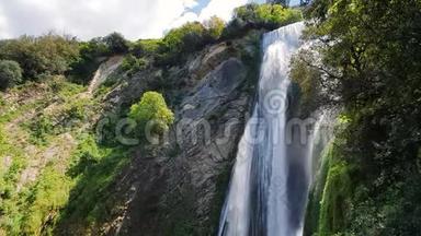 意大利炎热的一天美丽的大瀑布。 野生动物公园里的一滴水。
