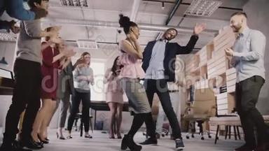 两个非裔美国人商务人士一起在休闲娱乐办公室庆祝<strong>晚会</strong>慢动作上跳着有趣的<strong>舞蹈</strong>。
