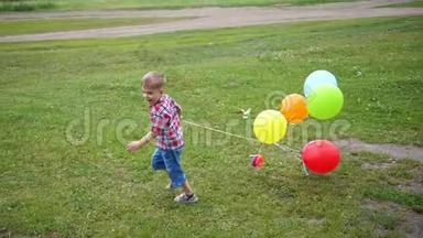 <strong>开心</strong>的小宝贝，<strong>开心</strong>的拿着气球到处跑.. 户外娱乐活动。 庆祝和乐趣。 孩子`生日