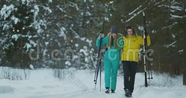 一对活跃的年轻夫妇在白雪皑皑的冬林中享受滑雪的完整肖像，集中在微笑的女人面前
