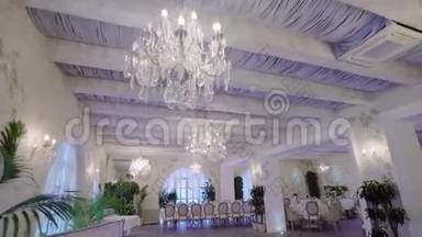 一个美丽的宴会厅的全景，有桌椅和美丽的装饰。