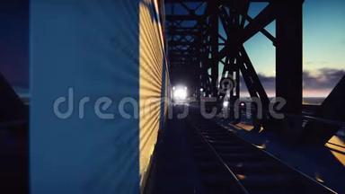 火车在日落时在高速经过的铁路桥上扫过，车上有发光的前灯。 宽松现实