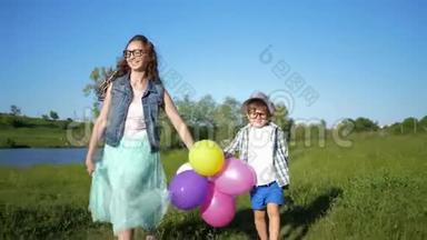 戴着<strong>彩色</strong>气球的戴着<strong>眼镜</strong>的快乐孩子在拉夫附近的绿色草坪上玩得很开心