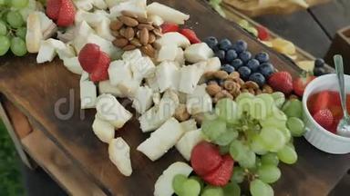 大什锦天然和健康的有机奶酪切德尔古达帕米森和<strong>水果</strong>浆果和坚果，为年轻的<strong>盛宴</strong>。