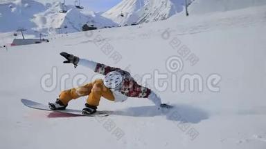 滑雪者玩他的把戏滑雪比赛自由式