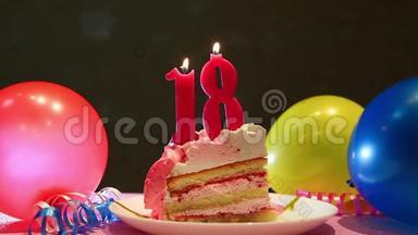 十八岁生日快乐蛋糕和带气球的十八支粉色蜡烛