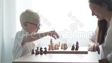 妈妈和儿子在房间的桌子旁下棋