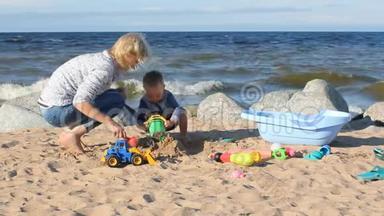 母子俩在海边玩沙子..
