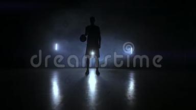 篮球运动员在Duma的看台后面的灯光下敲球，在Duma的看台上敲球