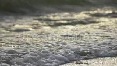 海浪飞溅在沙滩上的热带光泽和闪闪发光的海滩特写。 沙子海岸溅出纳米。 海洋海浪