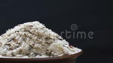 混合米背景。 糙米，混合野米，白米.. 背景纹理