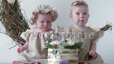 生日那天，小妹妹们手摸蛋糕，手拿衣服在摄影棚里拍照
