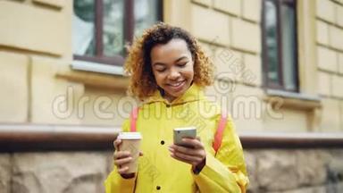 迷人的混血女人正在使用现代智能<strong>手机看</strong>屏幕，微<strong>笑</strong>着上网或<strong>看</strong>照片