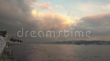 土耳其伊斯坦布尔博斯普鲁斯海峡海景全景视频，背景是日落时多云的天空。 4UHDK