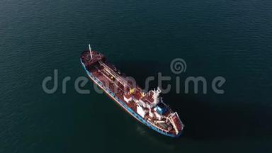 大型空集装箱船出海至装货港的俯视图