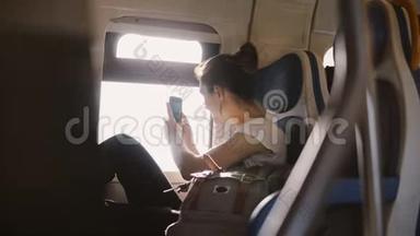美丽快乐的白种人<strong>女孩</strong>从移动火车窗口拍摄一张智能手机照片，并将其张贴到<strong>社交网络</strong>。