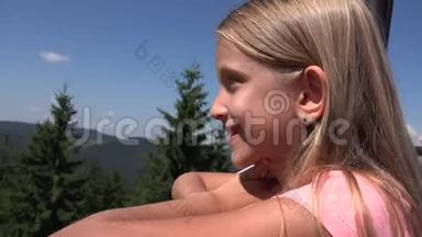 滑雪缆车上的儿童，滑雪缆车上的旅游女孩，高山铁路上的儿童