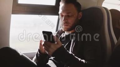 快乐轻松的欧洲自由职业者使用智能手机信使应用程序，享受舒适的旅行在火车上。