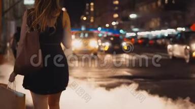 年轻漂亮的女人，带着购物袋，带着井盖穿过<strong>交通道路</strong>，在美国纽约吸烟。