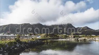 4k时间推移电影片段挪威洛福顿群岛的一个村庄，蓝天上有云，阳光明媚，倒影