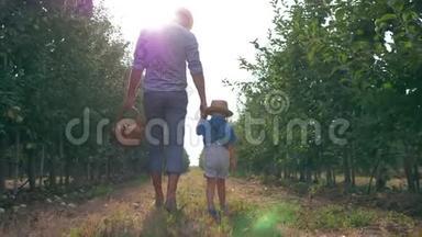 <strong>父亲和儿子</strong>的家庭关系，<strong>父亲和</strong>孩子<strong>在</strong>一排排的树之间行走，<strong>在</strong>背光下有一篮子水果。