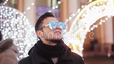 时尚<strong>的大胡子男人</strong>在庆祝新年，城市圣诞树，花环和灯光反射在镜子里