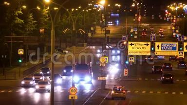 汽车夜间在城市高速公路上行驶。 库存录像。 大城市道路上的夜间交通被大灯照亮