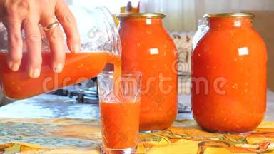 家庭主妇把刚酿好的番茄汁<strong>倒入</strong>玻璃<strong>杯中</strong>。