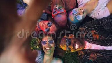 Holi<strong>节</strong>上与朋友一起躺在草地上的快乐女人的视角镜头和自拍录像