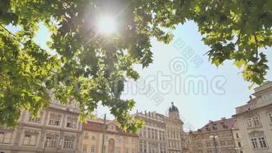 捷克布拉格-2018年8月5日：捷克布拉格的旧城和流行街。 一束阳光照到