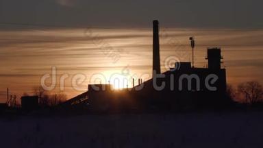 旧废弃工厂背景下的冬日夕阳时光