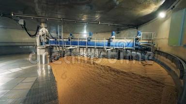 满是<strong>粮食</strong>的仓库.. 麦芽加工设备在麦芽厂，啤<strong>酒</strong>厂。