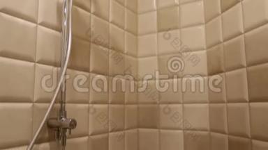 淋浴间用米黄色瓷砖铺设管道。 浴室内部