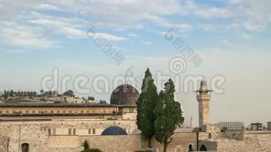 云彩在耶路撒冷的阿克萨清真寺上空移动，在<strong>圣殿</strong>山的顶部。