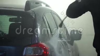 洗车机清洗汽车。 洗车机把泡沫从车里洗了出来。 特写镜头。