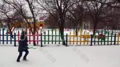 HD开朗的男孩正和孩子们<strong>一起跑</strong>`铲子装满了雪