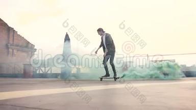 帅哥<strong>滑板</strong>骑着彩色烟雾在工业建筑的露台上。 <strong>滑板</strong>运动员在做