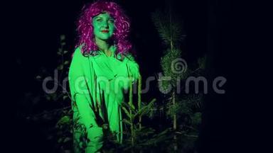 绿色女巫站在树林里，晚上环顾四周。