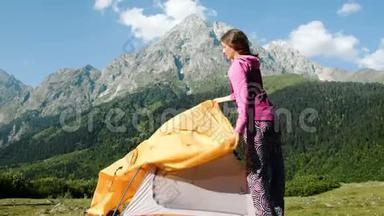 快乐的旅游女孩在山上搭帐篷放松