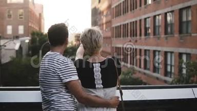 美丽的年轻<strong>浪漫</strong>夫妇站在桥上拥抱交谈，欣赏着令人惊叹的纽约市<strong>风</strong>景。