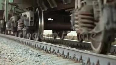 铁路轨道上的旧<strong>火车</strong>车轮<strong>经过</strong>照相机. 近距离射击