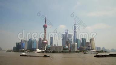 上海-2013年4月10日，中国上海的船只穿越黄浦江。 从外滩观看