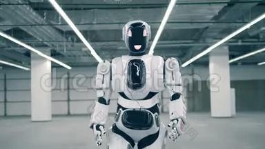 现代机器人，机器人，机器人，机器人在房间里行走。 未来概念