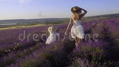 快乐而自由的母女俩正慢悠悠地奔跑在盛开的薰衣草地上