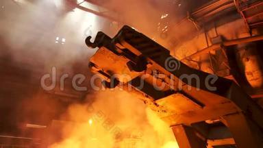 一种在热车间有钩子的机构，在冶金厂有<strong>上升</strong>的烟雾和燃烧的火。 库存<strong>数据</strong>