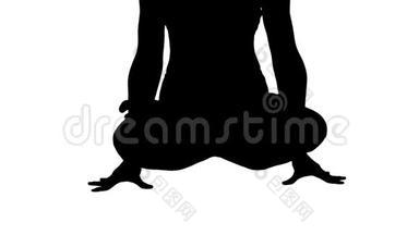 有魅力的女人练习瑜伽，站在比例尺的运动中，Tolasana的姿势。