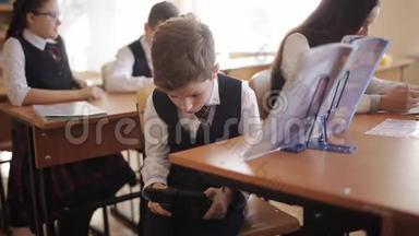学生上课时，玩智能手机，躲着老师。