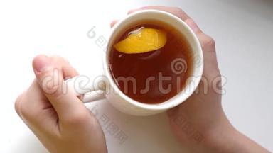 杯中放香柠檬片，杯中放热茶. 维生素C治疗普通感冒。