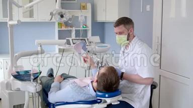牙科医生在医疗<strong>口腔诊所</strong>的咨询访问